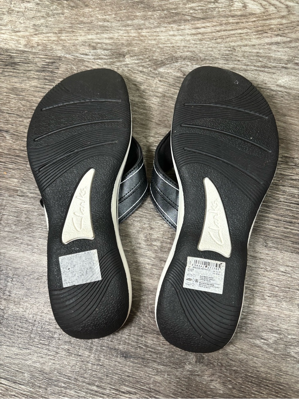 Clarks Black Women’s CloudSteppers Thong Sandals with White Trim - Picture 2 of 3